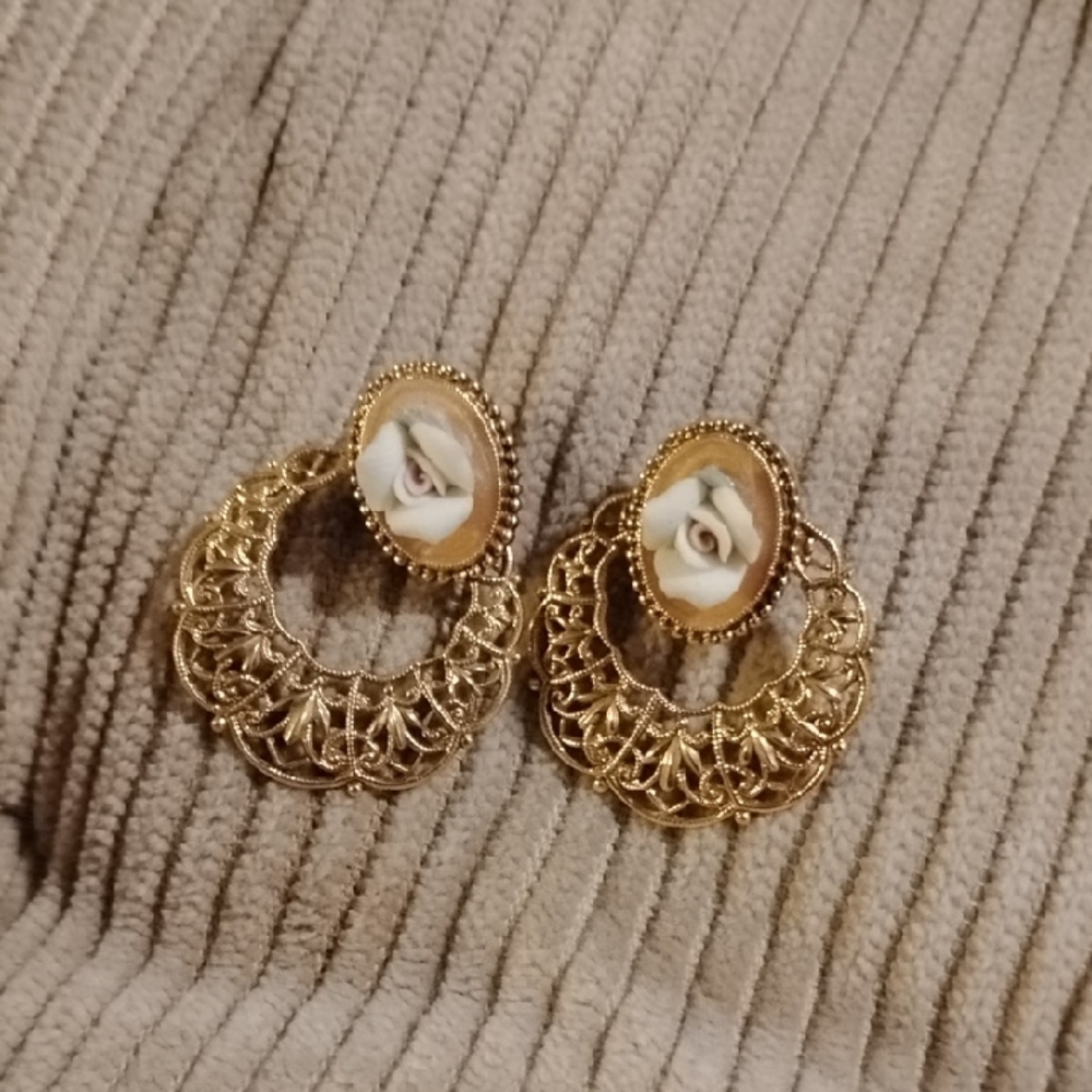 Elegant Gold Filigree Earrings